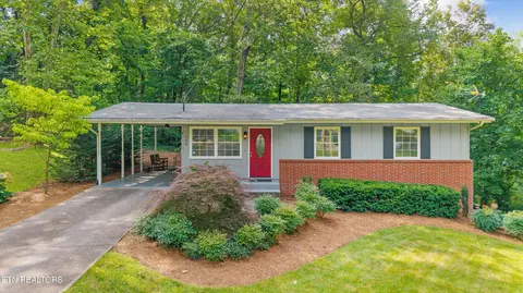 104 E Irving Ln, Oak Ridge, TN 37830