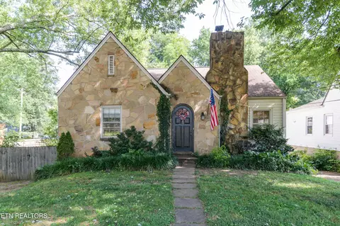 1021 NE Ashwood Pl, Knoxville, TN 37917