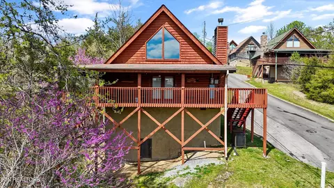 2238 Eagle Feather Dr, Sevierville, TN 37876