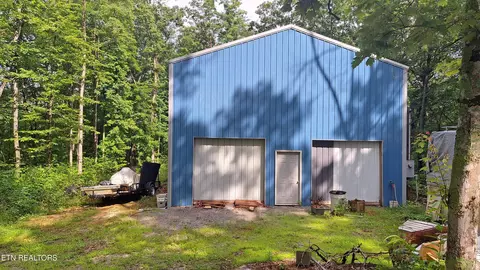 305 Rocky Creek Dr, Crossville, TN 38572