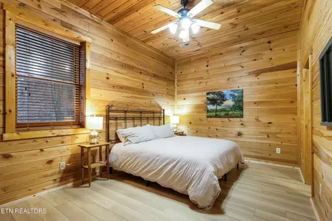 Bedroom - 1040 Laurel Rd, Townsend, TN 37882 photo 3 of 6