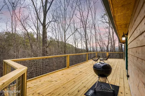 Exterior - 1040 Laurel Rd, Townsend, TN 37882 photo 5 of 8
