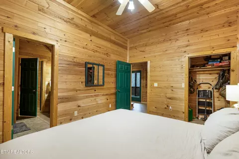 Bedroom - 1040 Laurel Rd, Townsend, TN 37882 photo 4 of 6