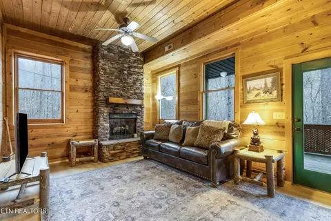 Living - 1040 Laurel Rd, Townsend, TN 37882 photo 6 of 6