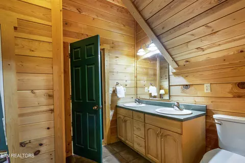 Bath - 1040 Laurel Rd, Townsend, TN 37882 photo 2 of 2