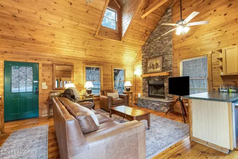 Living - 1040 Laurel Rd, Townsend, TN 37882 photo 1 of 6