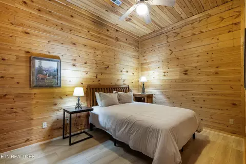 Bedroom - 1040 Laurel Rd, Townsend, TN 37882 photo 5 of 6