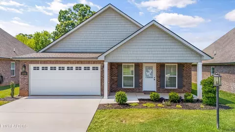 202 Sand Hills Dr, Maryville, TN 37801