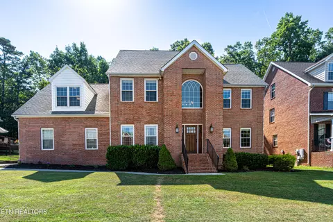 924 Crown Ridge Ln, Powell, TN 37849