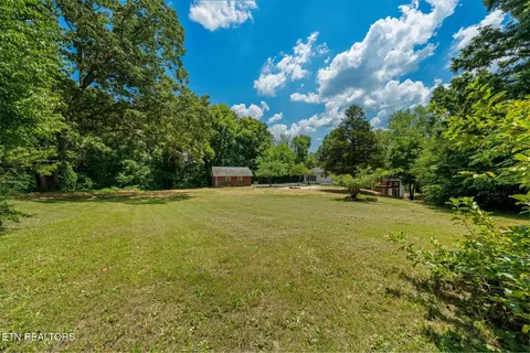 Exterior - 8534 Heiskell Rd, Powell, TN 37849 photo 7 of 8