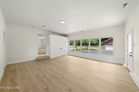 Living - 8534 Heiskell Rd, Powell, TN 37849 photo 3 of 8