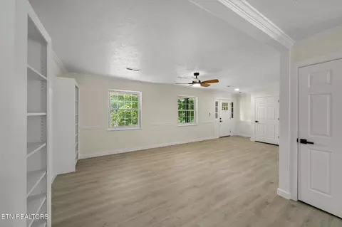 Living - 8534 Heiskell Rd, Powell, TN 37849 photo 5 of 8