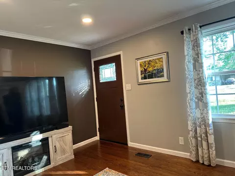 Entry Way - 8024 Sharp Rd, Powell, TN 37849 photo 2 of 5