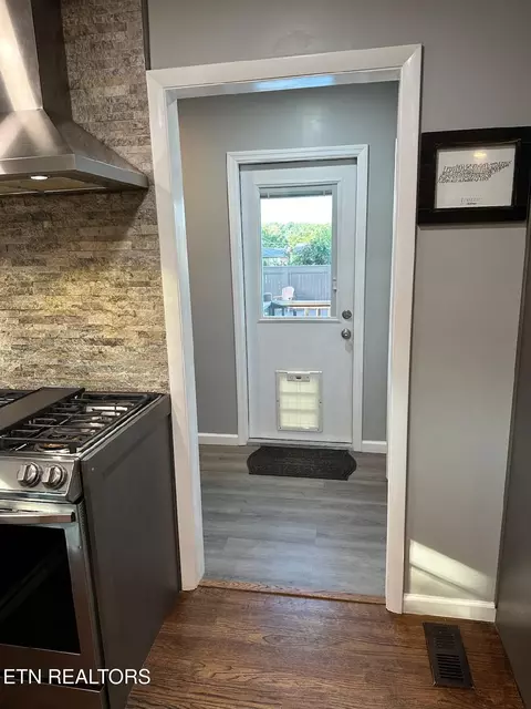 Entry Way - 8024 Sharp Rd, Powell, TN 37849 photo 1 of 5