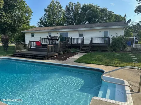 Exterior - 8024 Sharp Rd, Powell, TN 37849 photo 2 of 7