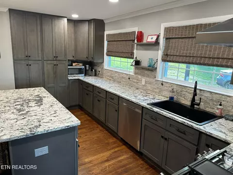 Kitchen - 8024 Sharp Rd, Powell, TN 37849 photo 6 of 13
