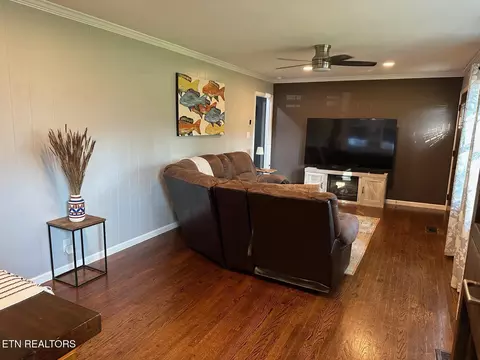 Living - 8024 Sharp Rd, Powell, TN 37849 photo 2 of 2