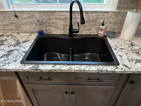 Kitchen - 8024 Sharp Rd, Powell, TN 37849 photo 10 of 13