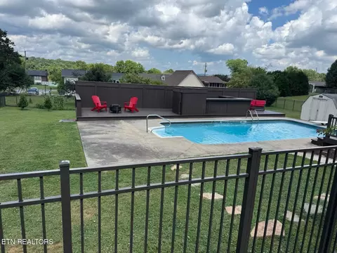 Exterior - 8024 Sharp Rd, Powell, TN 37849 photo 4 of 7