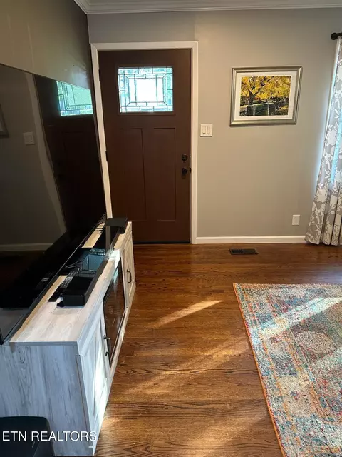Entry Way - 8024 Sharp Rd, Powell, TN 37849 photo 3 of 5