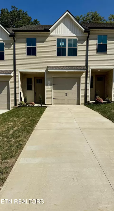 1814 Bennett Village Dr, Maryville, TN 37804