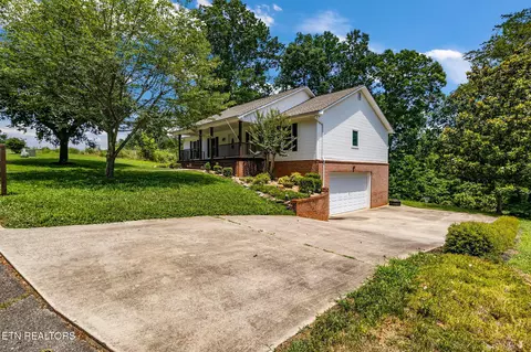 127 Lakeview Dr, Harriman, TN 37748