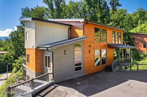 850 Chestnut Dr, Gatlinburg, TN 37738