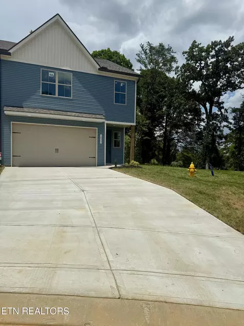1827 Bennett Village Dr, Maryville, TN 37804
