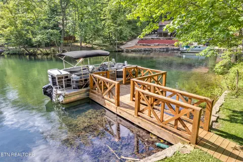 141 Shore Ln, Crossville, TN 38558