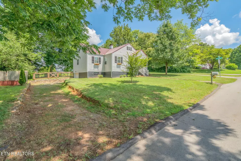 Exterior - 1911 Crest Rd, Maryville, TN 37804 photo 17 of 17