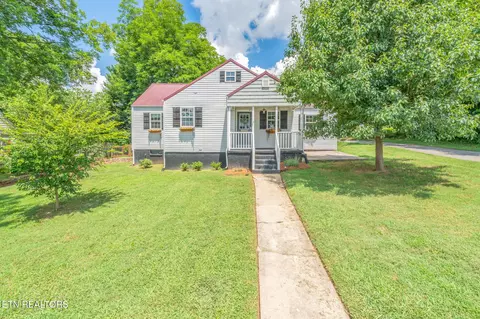 Exterior - 1911 Crest Rd, Maryville, TN 37804 photo 1 of 17