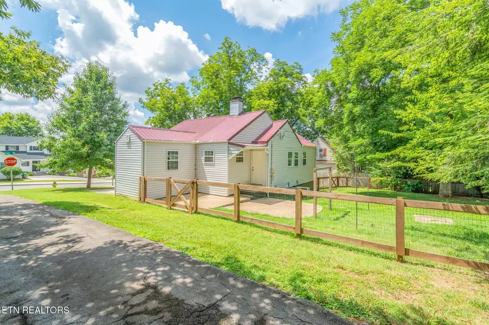Exterior - 1911 Crest Rd, Maryville, TN 37804 photo 11 of 17