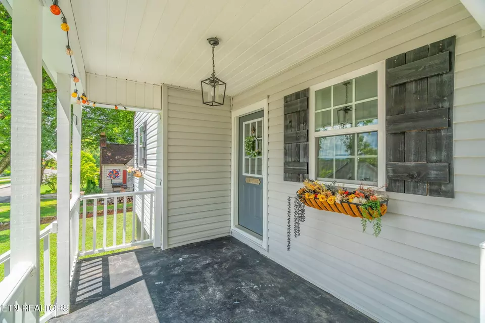 Exterior - 1911 Crest Rd, Maryville, TN 37804 photo 3 of 17
