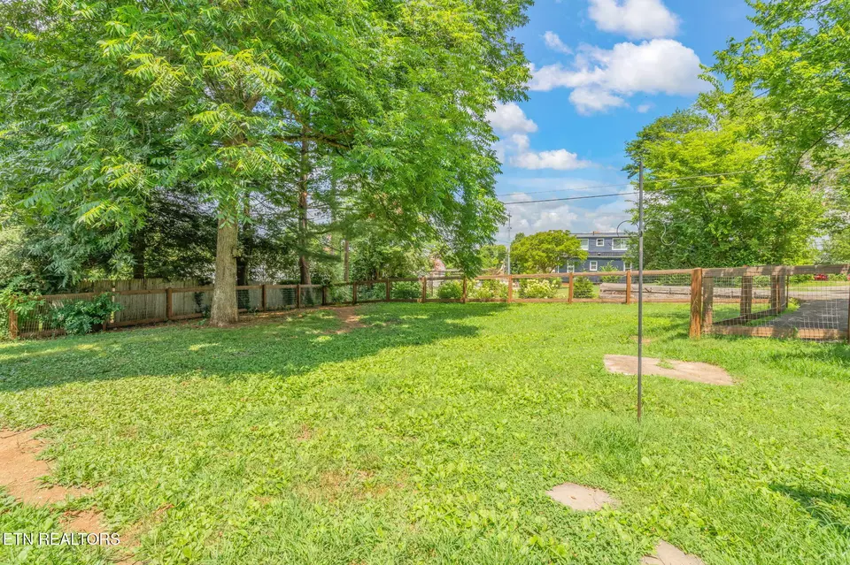 Exterior - 1911 Crest Rd, Maryville, TN 37804 photo 8 of 17