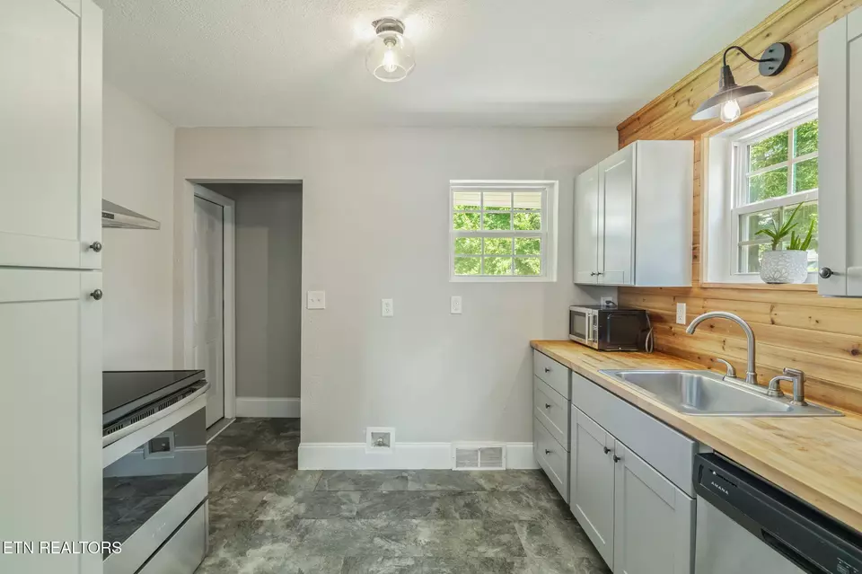 Kitchen - 1911 Crest Rd, Maryville, TN 37804 photo 1 of 4