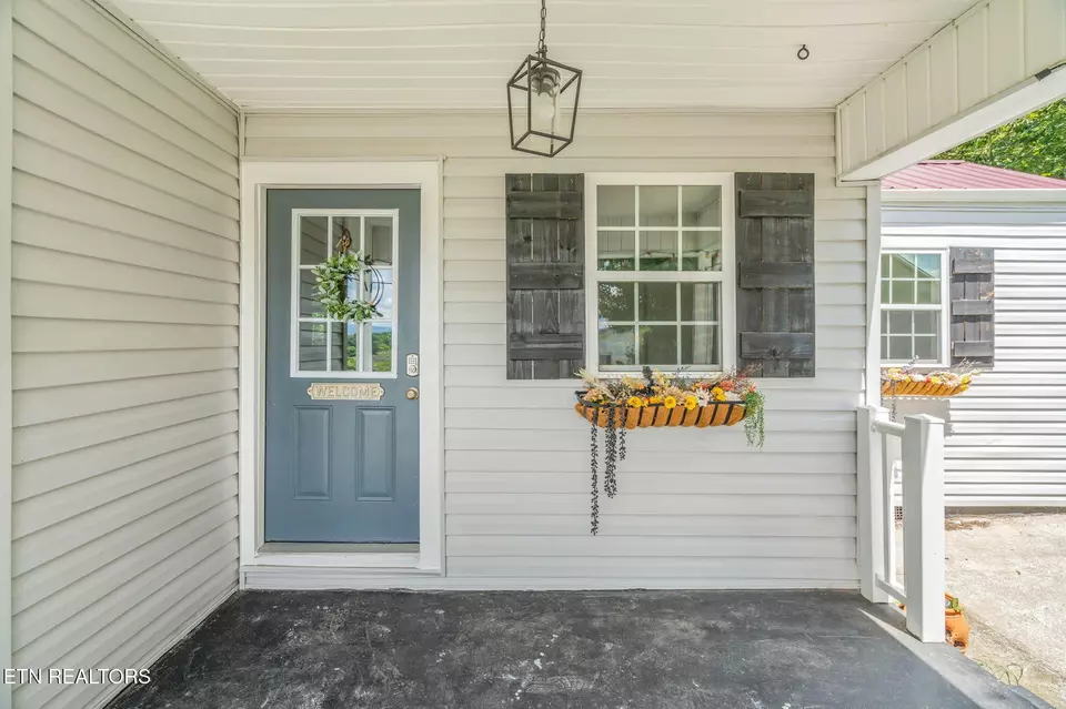 Exterior - 1911 Crest Rd, Maryville, TN 37804 photo 4 of 17