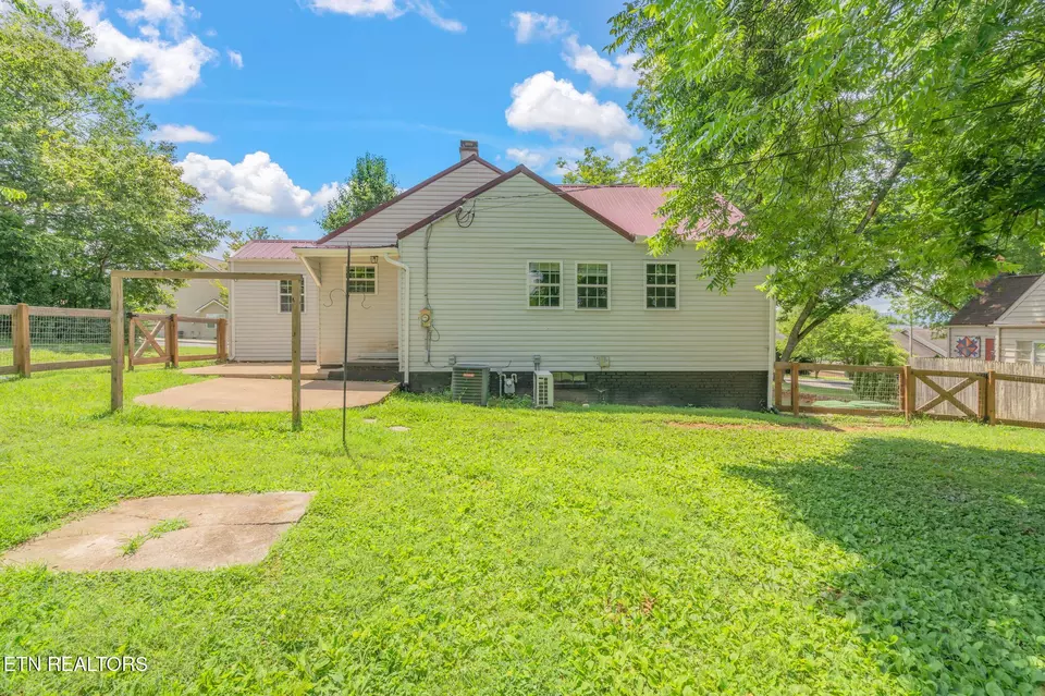 Exterior - 1911 Crest Rd, Maryville, TN 37804 photo 5 of 17
