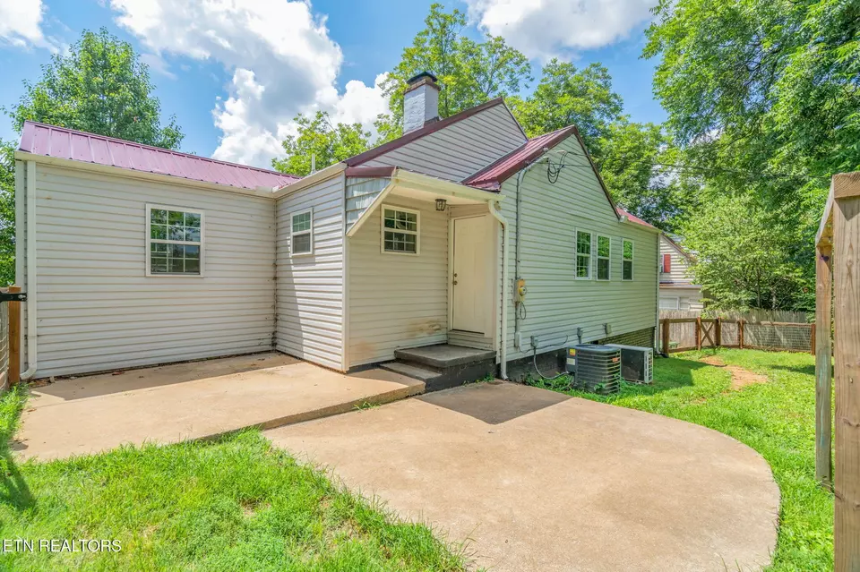 Exterior - 1911 Crest Rd, Maryville, TN 37804 photo 6 of 17