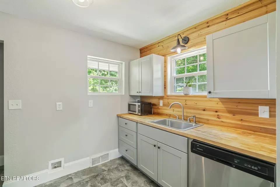 Kitchen - 1911 Crest Rd, Maryville, TN 37804 photo 3 of 4
