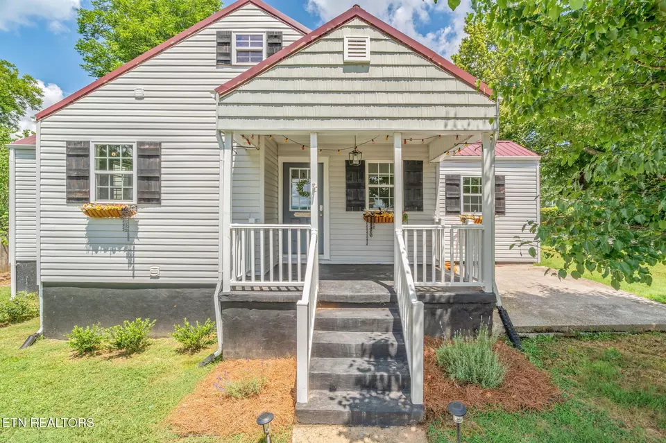 Exterior - 1911 Crest Rd, Maryville, TN 37804 photo 2 of 17