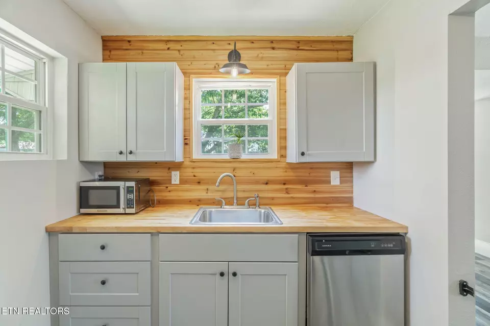 Kitchen - 1911 Crest Rd, Maryville, TN 37804 photo 2 of 4