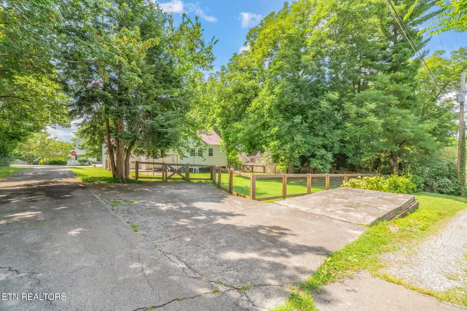 Exterior - 1911 Crest Rd, Maryville, TN 37804 photo 12 of 17