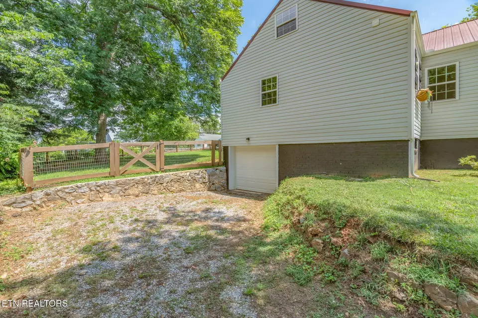 Exterior - 1911 Crest Rd, Maryville, TN 37804 photo 16 of 17