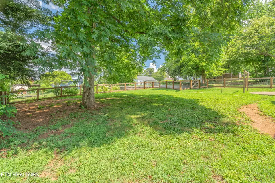 Exterior - 1911 Crest Rd, Maryville, TN 37804 photo 9 of 17