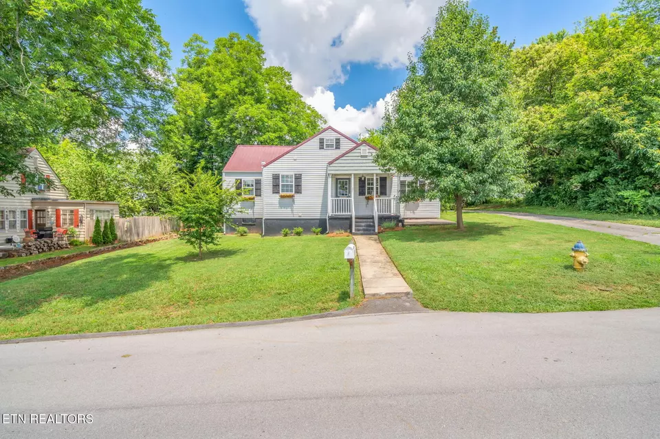 Exterior - 1911 Crest Rd, Maryville, TN 37804 photo 15 of 17