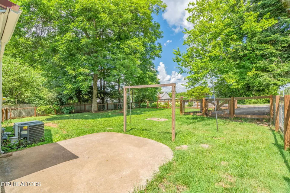 Exterior - 1911 Crest Rd, Maryville, TN 37804 photo 7 of 17