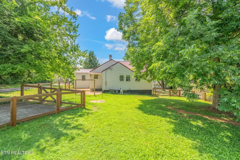 Exterior - 1911 Crest Rd, Maryville, TN 37804 photo 13 of 17