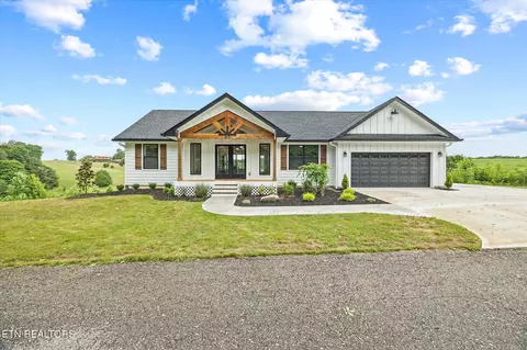 910 Meadowlark Dr, Byrdstown, TN 38549