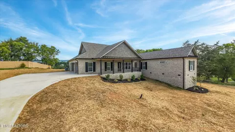 210 Charlie Ln, Maryville, TN 37804