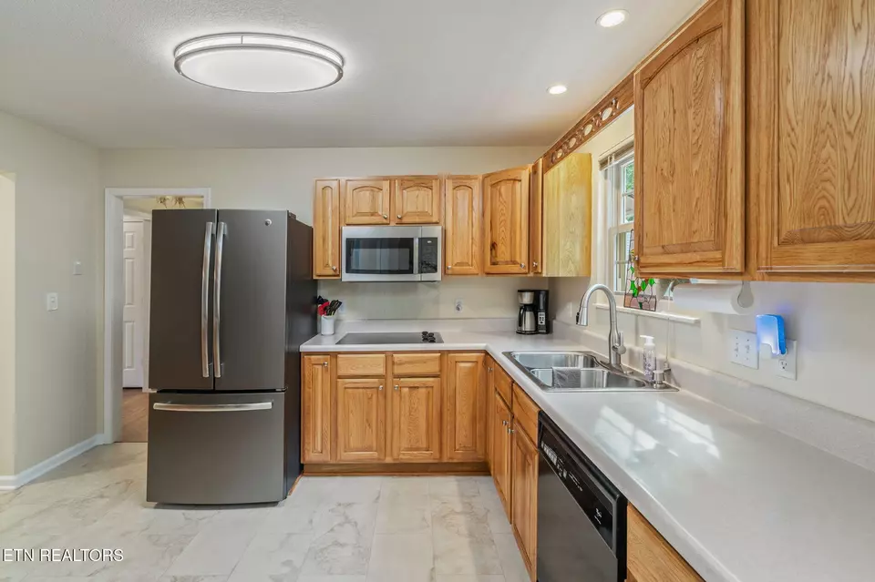 Kitchen - 102 Nantucket Way, Oak Ridge, TN 37830 photo 3 of 5
